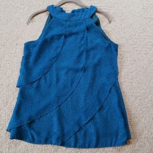 Sleeveless halter style top